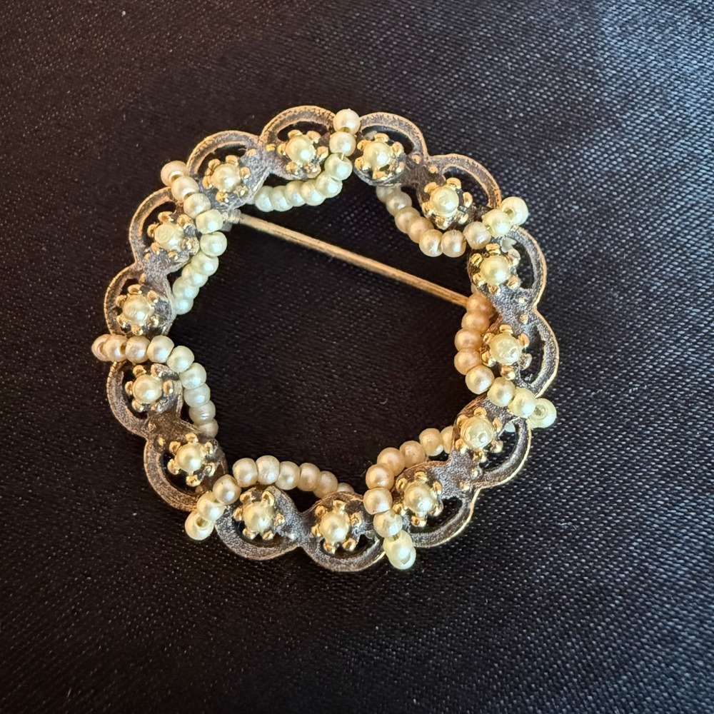 Vintage Faux‎ Pearl Wreath Brooch Mid Century Silver Tone Circle Pin